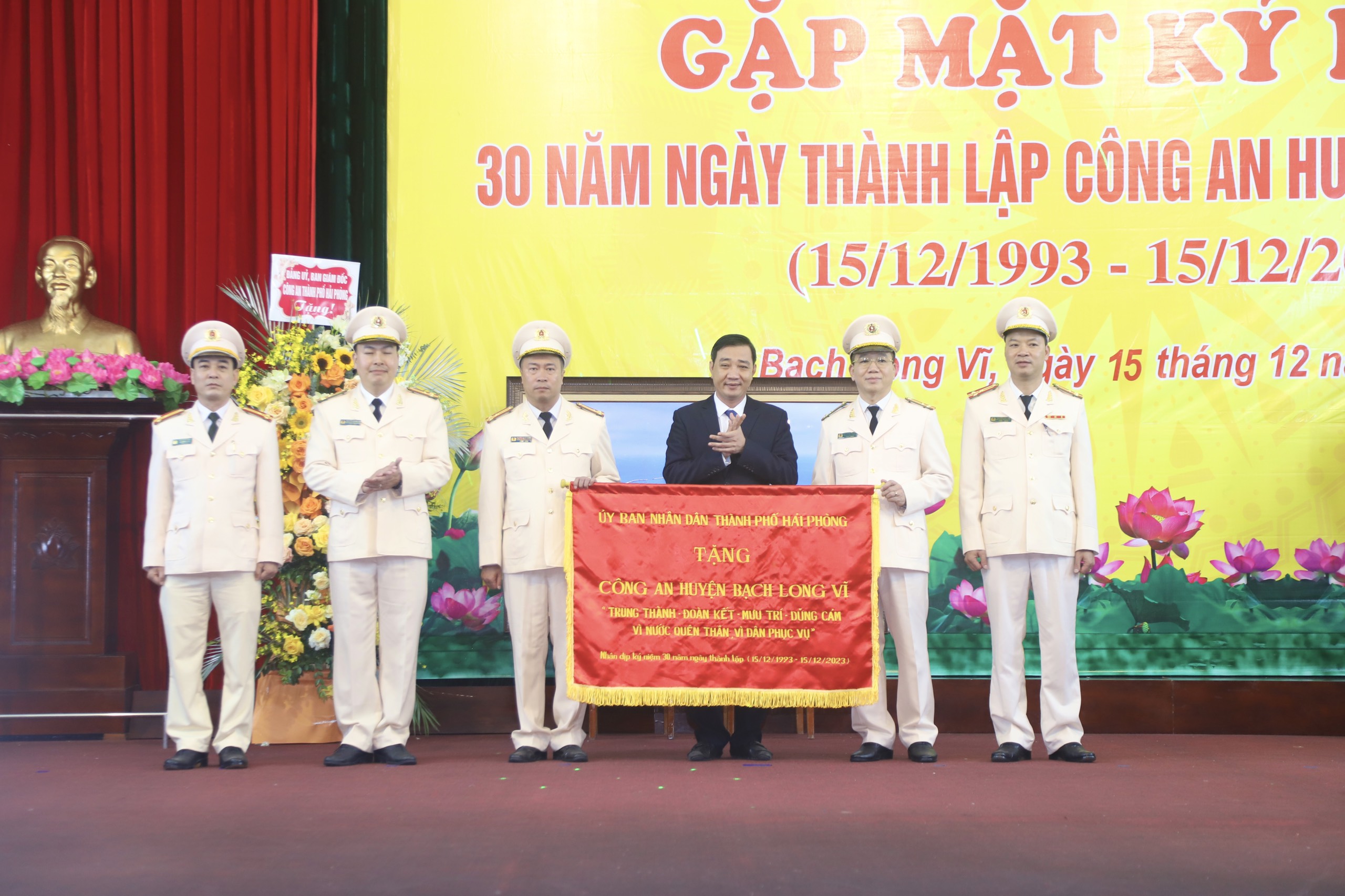 Kỷ niệm 30 năm ngày thành lập Công an huyên Bạch Long Vĩ